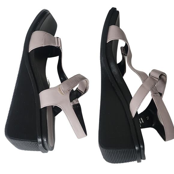 Kenneth Cole Reaction Black and Cream Sandals - Picture 6 of 10